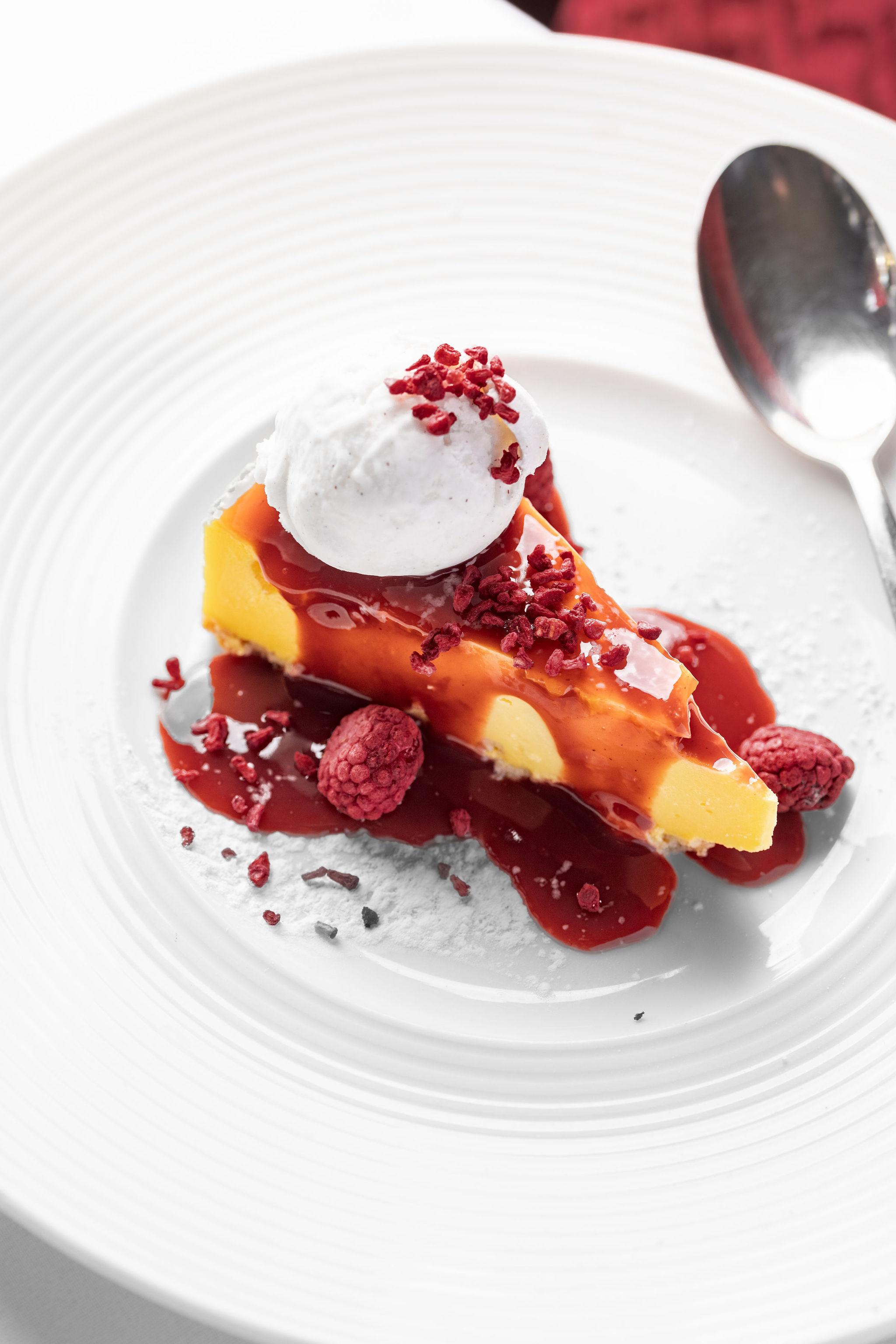 Lemon tart, vanilla cream, raspberry